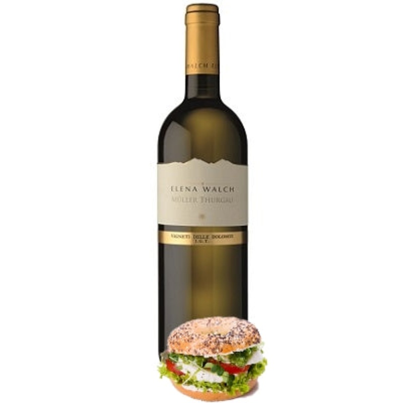 2 Bagels with Mozzarella, Tomato Beef Heart, Organic Salad, Creamy Pesto Sauce + 1 Bottle of Pinot Grigio